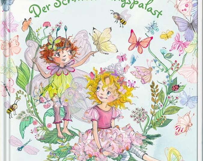 Prinzessin Lillifee sitzt auf einer Blumenranke.